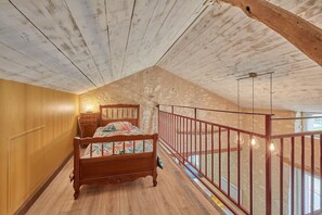 3 habitaciones, tabla de planchar con plancha y cuna de viaje 