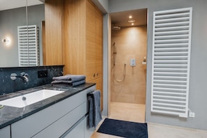 Shower, hair dryer, towels, soap - Luxus Penthouse mit Panoramablick (Bad Ischl)