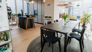 Une cuisine moderne avec un coin repas.