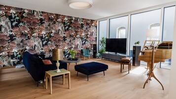 Smart-TV, Bücher, Stereoanlage, Computerbildschirme