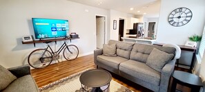 Smart TV, ping pong - Rogers Retreat, Dog Friendly, Cozy Home. Close to Walmart Amp, Downtown Rogers (Rogers)