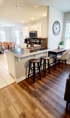 Rogers Retreat, Dog Friendly, Cozy Home. Close to Walmart Amp, Downtown Rogers