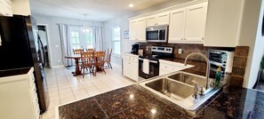 Fridge, microwave, oven, stovetop - Rogers Retreat, Dog Friendly, Cozy Home. Close to Walmart Amp, Downtown Rogers (Rogers)