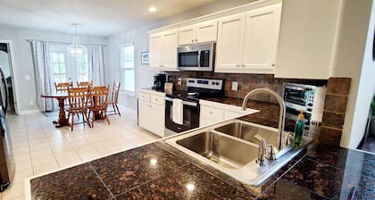 Rogers Retreat, Dog Friendly, Cozy Home. Close to Walmart Amp, Downtown Rogers
