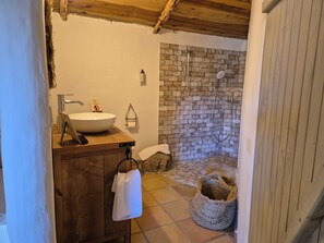 Superior Room | Bathroom | Free toiletries, hair dryer