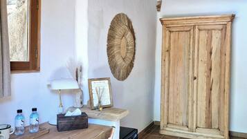 Camera Superior | 2 camere, una scrivania, tende oscuranti, ferro/asse da stiro