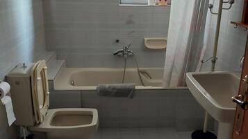 Bruser, hårtørrer, bidet, håndklæder