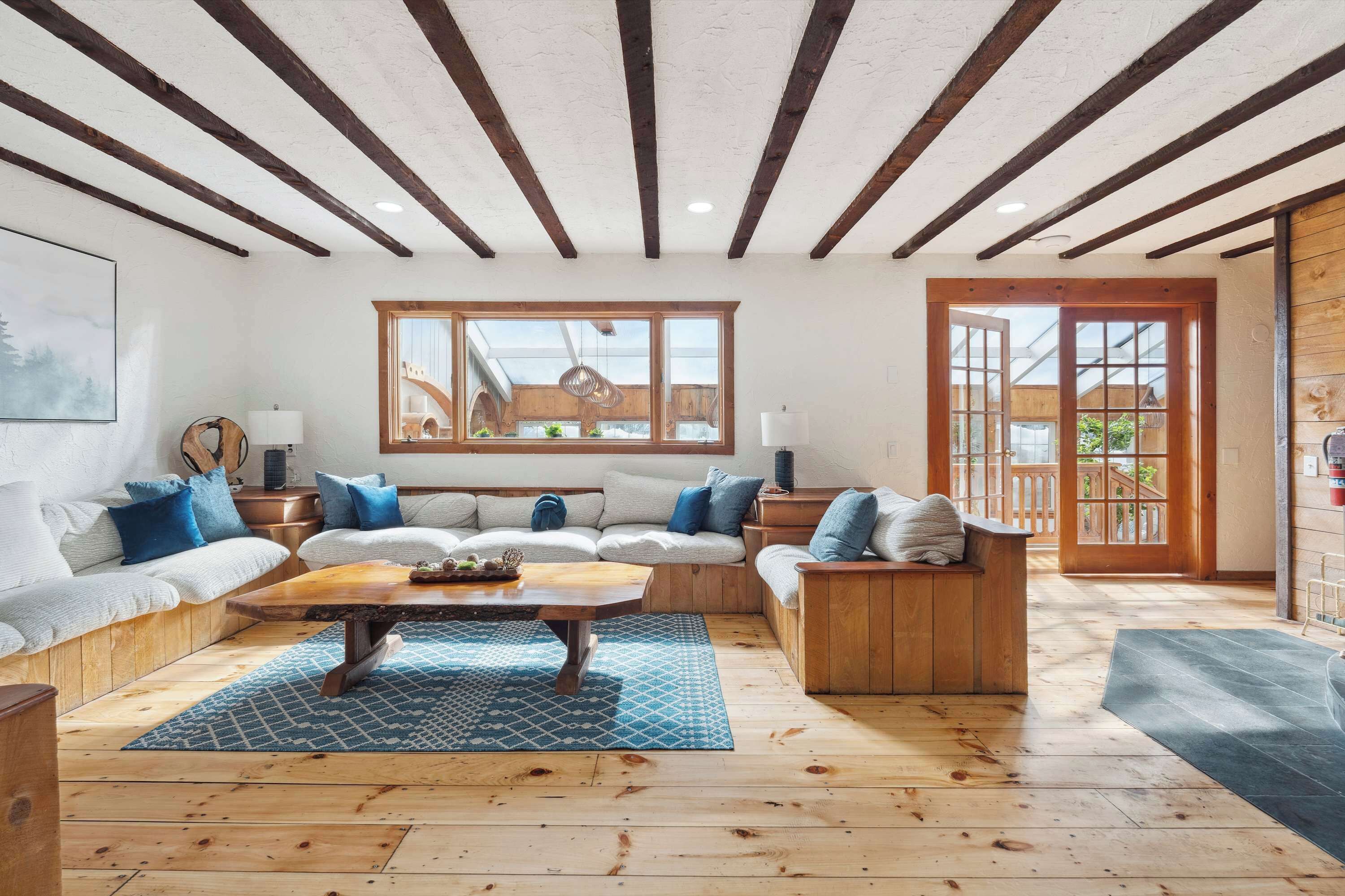 Smart TV, fireplace, stereo, offices