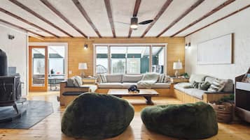 Una Smart TV, una chimenea, un reproductor estéreo, una oficina