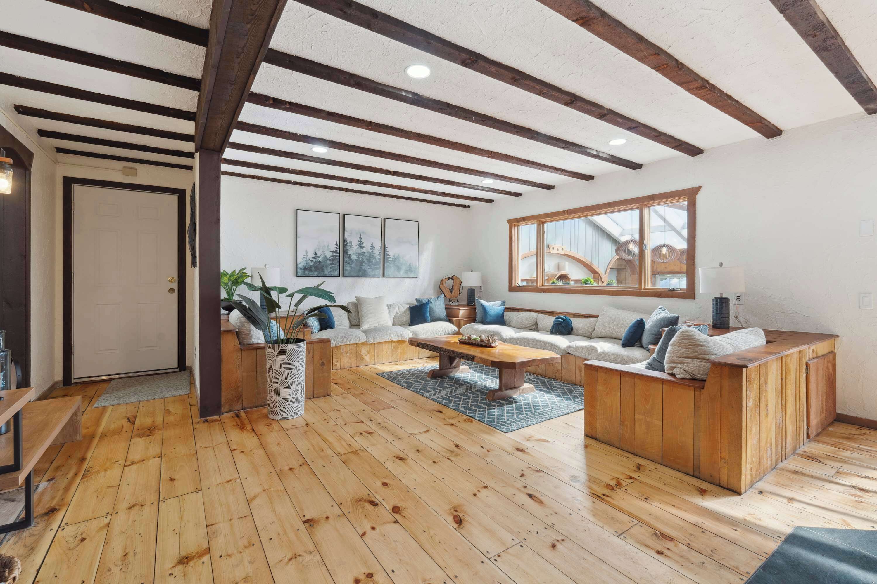 Smart TV, fireplace, stereo, offices