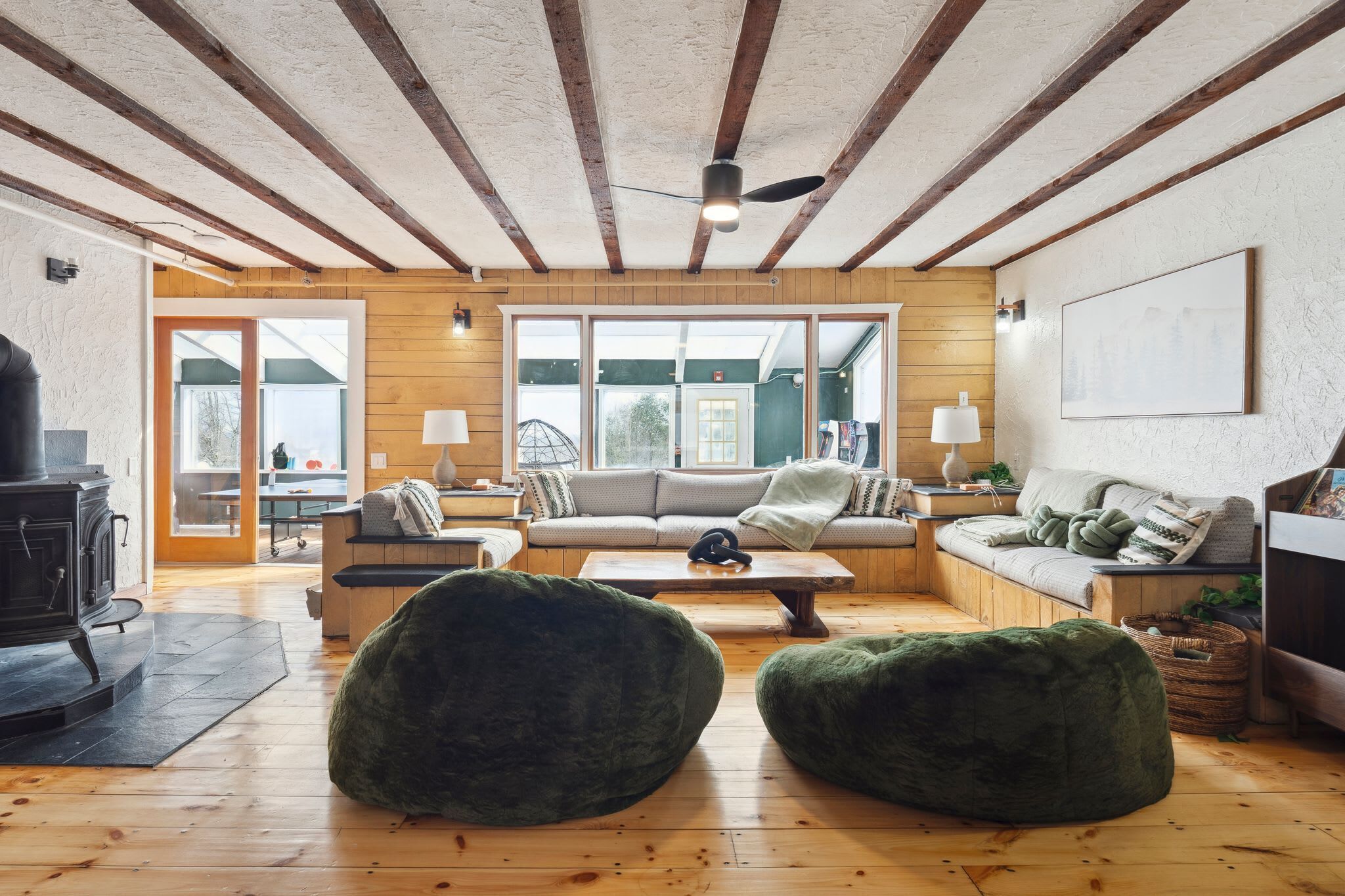 Una televisión, una chimenea, libros, un reproductor estéreo