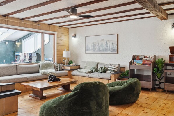 Fernseher, Kamin, Bücher, Stereoanlage