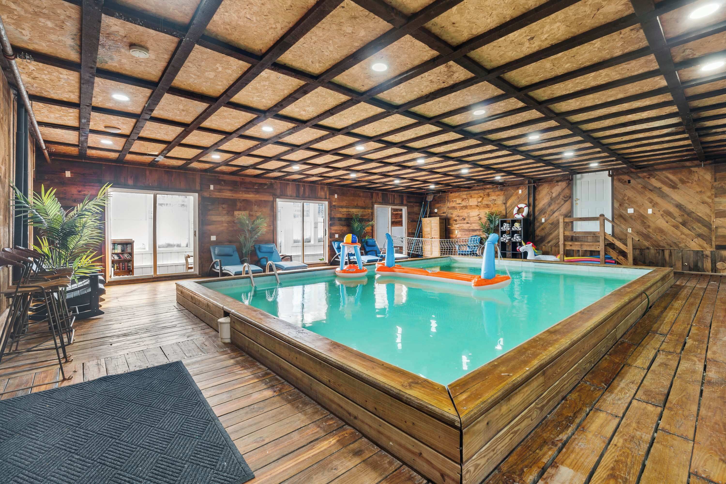 Innendørsbasseng og et oppvarmet basseng