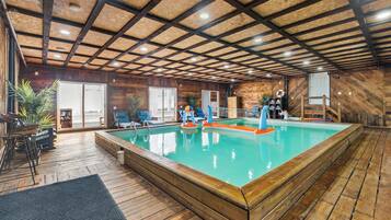 Innendørsbasseng og et oppvarmet basseng