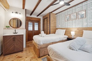 12 Schlafzimmer, Schreibtisch, Bügeleisen/Bügelbrett, WLAN
