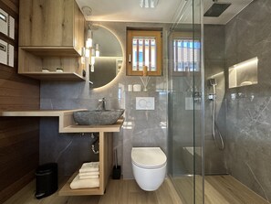 Douche, sèche-cheveux, serviettes fournies, savon
