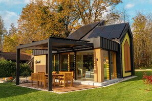 Outdoor dining - Sunset Holiday Home with Hot tub and terrace (Sencur)