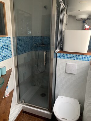 Dusj, hårføner og håndklær