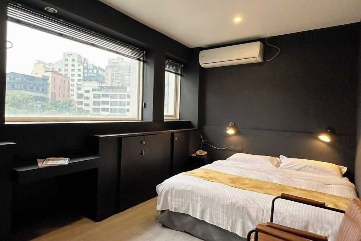WiFi (free), individually furnished, bed sheets