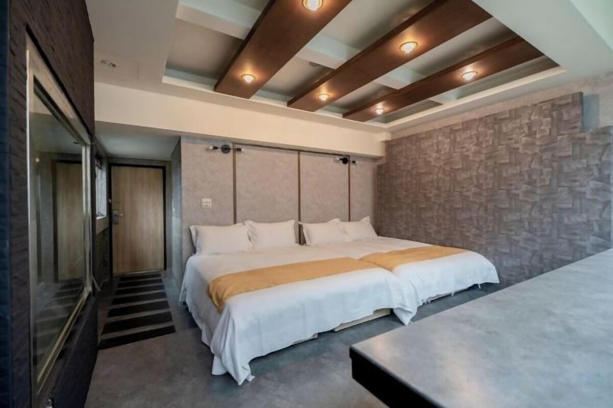 WiFi (free), individually furnished, bed sheets