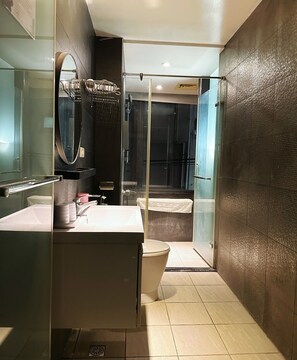 品质双人房 | 浴室 | 独立的浴缸和淋浴、泉水浴缸、免费洗浴用品、吹风机