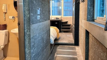 Habitación cuádruple Deluxe | Mobiliario individual, wifi gratis, ropa de cama