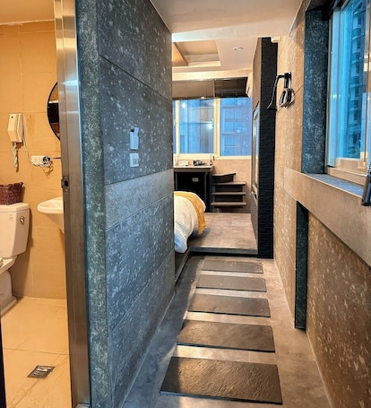 Muebles diferentes, wifi gratis y ropa de cama