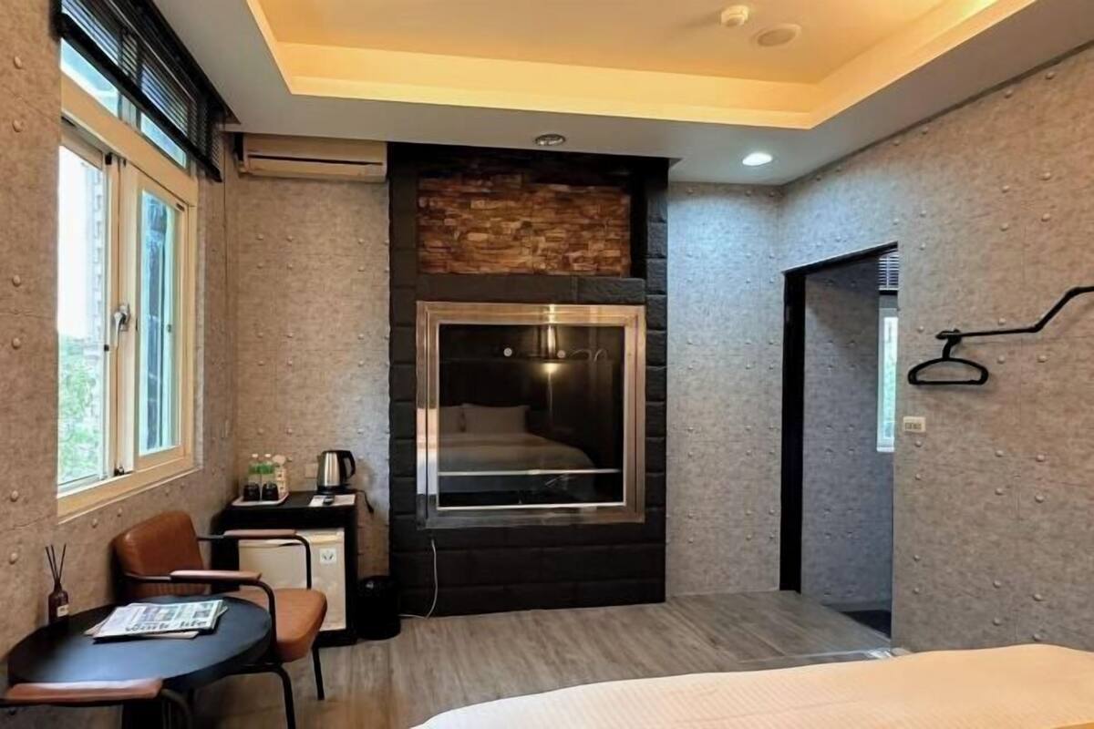 WiFi (free), individually furnished, bed sheets