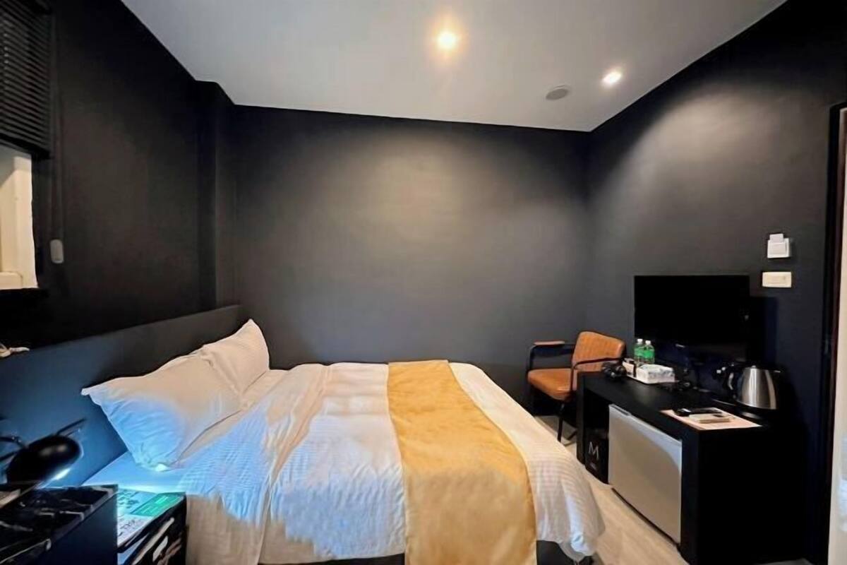 WiFi (free), individually furnished, bed sheets