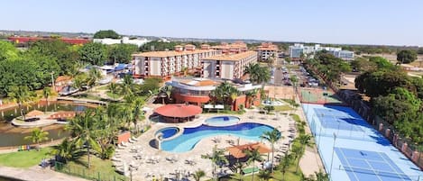 Una piscina al aire libre, una piscina climatizada