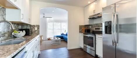 Een koelkast, een microgolfoven, een oven, een kookplaat