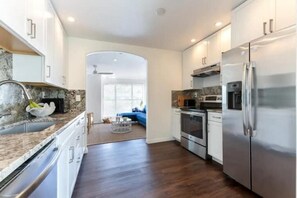 Geladeira, micro-ondas, fogão, cooktop