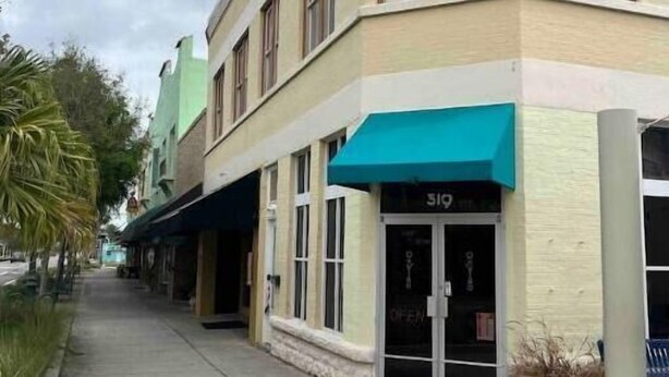 Un edificio en esquina con escaparate que muestra