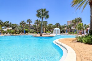 A heated pool - Ocean view condo with pool, gym, grill, scenic balcony, open layout, W/D, & AC (Destin)
