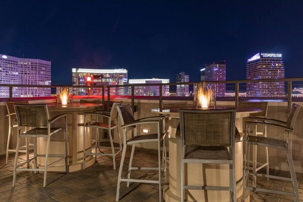 Outdoor dining - Super Bowl in VEGAS - 2 Luxury Villas, 2 BR, 2 Sofa Bed, KITCHEN and Family Room (Las Vegas)