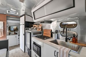 Fridge, microwave, oven, stovetop - Airstream - (Cherry) (Dunsmuir)