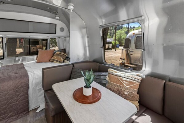 1 bedroom, WiFi - Airstream - (Cherry) (Dunsmuir)