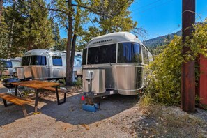 Outdoor dining - Airstream - (Chestnut) (Dunsmuir)