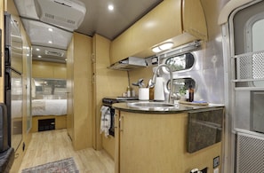 Fridge, microwave, oven, stovetop - Airstream - (Magnolia) (Dunsmuir)