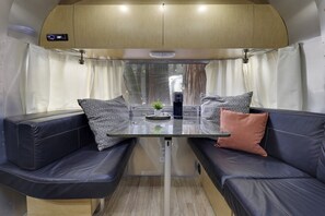 . - Airstream - (Magnolia) (Dunsmuir)