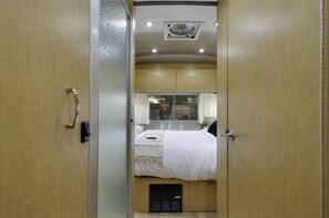 1 bedroom, WiFi - Airstream - (Magnolia) (Dunsmuir)