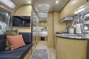 1 bedroom, WiFi - Airstream - (Magnolia) (Dunsmuir)