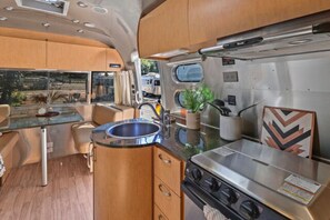 Fridge, microwave, oven, stovetop - Airstream - (Redbud) (Dunsmuir)