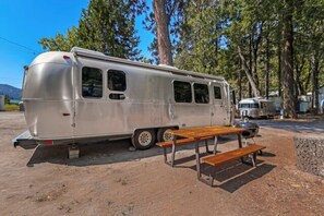 Outdoor dining - Airstream - (Willow) (Dunsmuir)