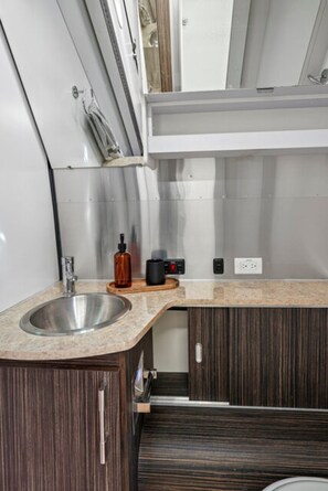 Shower - Airstream - (Willow) (Dunsmuir)