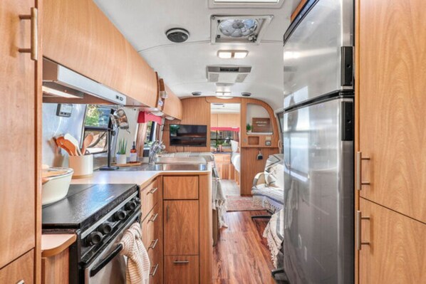 冷蔵庫、電子レンジ、オーブン、コンロ