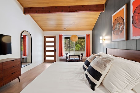 1 bedroom, WiFi. Cave Springs Resort Hotel Room 2 (Visit Mt Shasta)