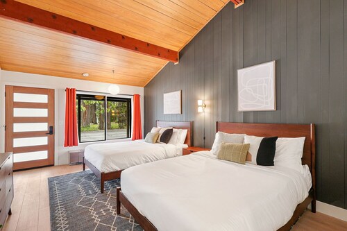 Cave Springs Resort Hotel Room 9 (Visit Mt Shasta)