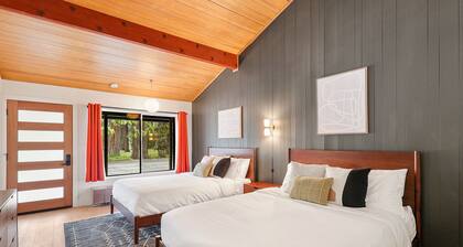 Cave Springs Resort Hotel Room 9 (Visit Mt Shasta)