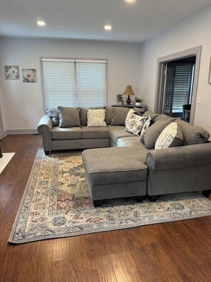 Smart-TV, Tischtennisplatte, Bücher